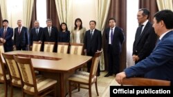 Темир Сариев Жоомарт Оторбаевден өкмөттүн ишин өткөрүп алууда. 30-апрель, 2015-жыл