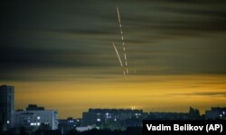 Rachete rusești lansate împotriva Ucrainei din regiunea rusă Belgorod sunt văzute în zorii zilei de 21 septembrie 2022, în regiunea ucraineană Harkov.
