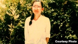 شکوفه سخی چند روز پس از آزادی از زندان در سال ۶۹/ برای دیدن عکس کامل دو بار کلیک کنید