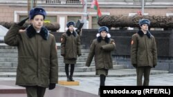 Вучні стаяць на варце каля Вечнага агню, Менск, 6 лістапада 2015 году