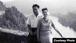 Азамат Алтай жубайы менен