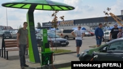 Электрамабіль на зарадцы. Архіўнае фота