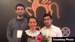 Карачай-Чиркәстән килгән Белла Шахмирза (уртада)