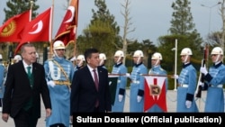 Сооронбай Жээнбеков менен Тайып Эрдоган.