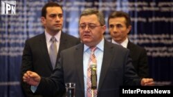 დავით უსუფაშვილი (შუაში), ირაკლი ალასანია (მარცხნივ) და ბიძინა ივანიშვილი (მარჯვნივ). 2012 წლის 21 თებერვალი