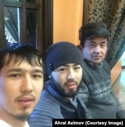 Ахрал Азимов уулдары Аброр жана Акрам менен. Сүрөт Ахрал Азимовдун «Фейсбук» баракчасынан алынган.