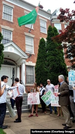 Участники акции протеста у посольства Туркменистана принесли списки более 100 тысяч подписантов петиции за освобождение Гаспара Маталаева