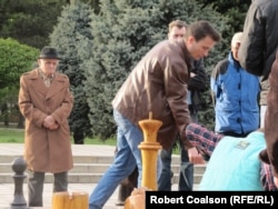 Men play chess in Chisinau's Cathedral Park on April 18.