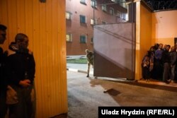 Некалькі соцень чалавек выйшлі ў ноч з 13 на 14 жніўня з турмы на Акрэсьціна, Менск, 2020