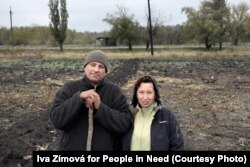 45-річний Юрій та 35-річна Олена готуються саджати часник. Два роки тому вони розпочали нове життя: перечекавши страшний нічний обстріл у підвалі, вони забрали всі свої речі і перебралися у сусіднє село Степове, що розташоване за кілька кілометрів від лінії фронту