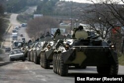 Российские военные на бронетранспортере возле Симферополя. Архивное фото