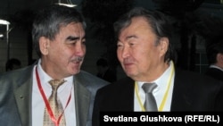 Историк Буркит Аяган (слева) и писатель Олжас Сулейменов (справа). Астана, 29 ноября 2012 года.