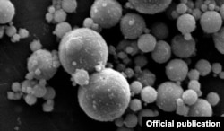 Көмүрдүн С тибиндеги күлүнүн сферикалык бөлүкчөлөрү сканерлөөчү электрондук микроскоп менен караганда ушундай көрүнөт.