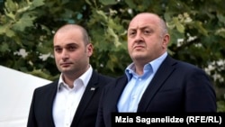 პრემიერ-მინისტრი მამუკა ბახტაძე და პრეზიდენტი გიორგი მარგველაშვილი. 2018 წლის 5 ივლისი. აშშ-ის საელჩო თბილისში