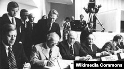 Kancelar Zapadne Njemačke Helmut Schmidt (lijevo), lider Istočne Njemačke Erich Honecker (drugi s lijeva) i američki predsjednik Gerald Ford na Konferenciji o evropskoj sigurnosti i saradnji u Helsinkiju, 1975.