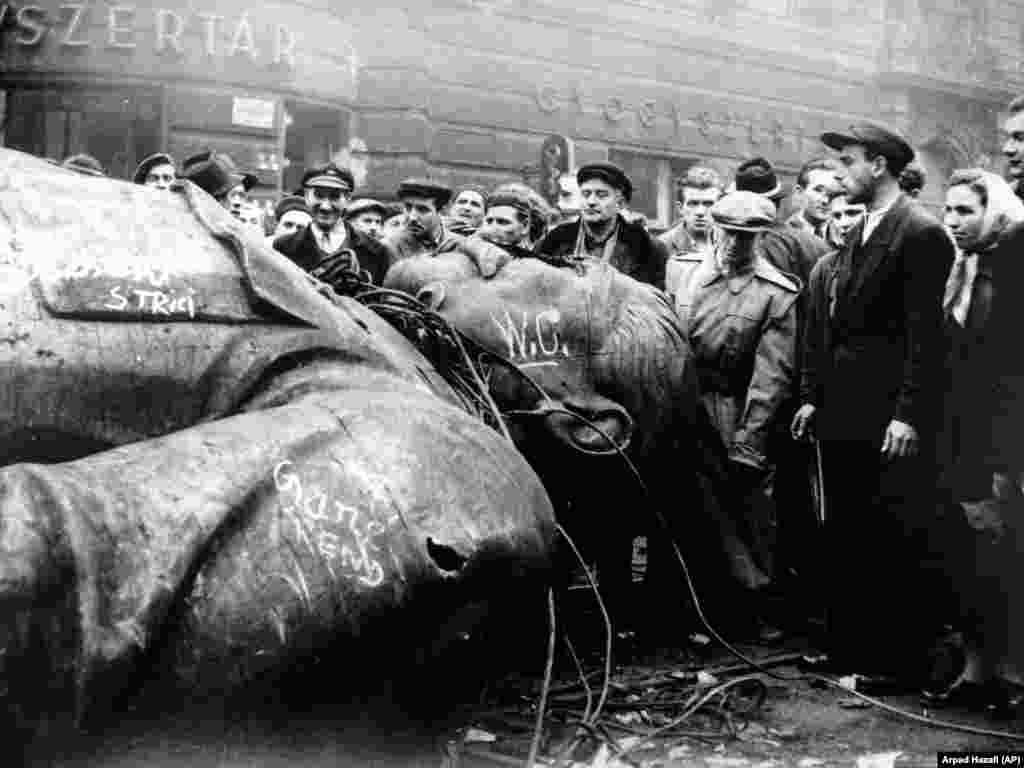 Венгриялықтар 1956 жылғы революция кезінде Йосиф Сталиннің құлатылған ескерткішін қоршап тұр. 1956 жылы Азат Еуропа радиосы Венгриядағы антикоммунистік көтеріліске түрткі болды айыпталды. Совет өкіметі төңкерісті күшпен жаншып, мыңдаған адам қаза тапты. Азат Еуропа радиосының 1956 жылы Венгрияға таратқан хабарларын қайта шолғанда олардың арасында көтерілісшілерге қозғалысты жалғастыру бойынша техникалық кеңестер берілгенін байқауға болады. Бірақ Азат Еуропаның бұрынғы басшыларының бірі: "Адамдарға не істеу керегін айту ешқашан да радионың міндеті болған емес. Әсіресе қарулы толқы жағдайында" деген</stro