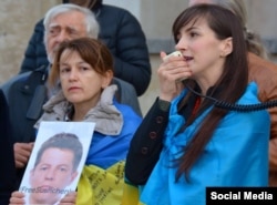 Анна Чесановська і Алла Лазарева на акції в Парижі за звільнення журналіста Романа Сущенка