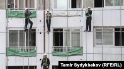 Бишкекте курулуп жаткан үйлөр.