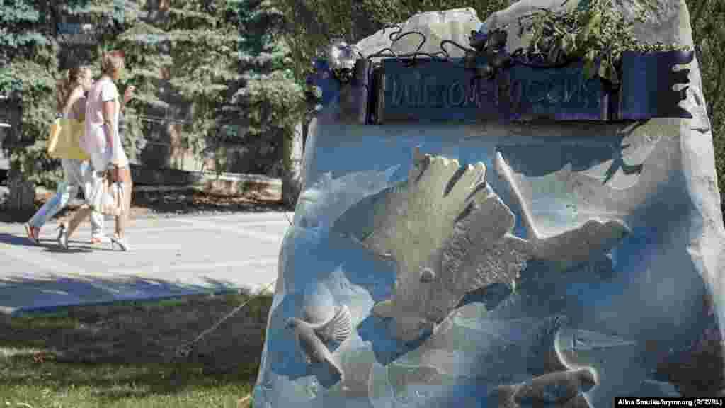 Пам'ятник &laquo;Наш дім &ndash; Росія&raquo;. Пам'ятний знак відкрили 16 березня 2015 року &ndash; до першої річниці &laquo;референдуму&raquo; &ndash; у будівлі адміністрації Сімферополя. За словами підконтрольного Росії голови міської адміністрації Сімферополя Геннадія Бахарєва, цей монумент &ndash; &laquo;знак подяки захисникам Криму в період Російської весни&raquo;