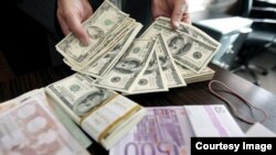 احمد علوی: سیل نقدینگی سرگردان، که تا دیروز در بانک ها حبس شده بود هم بر فشار بر بازار ارز خواهد افزود.