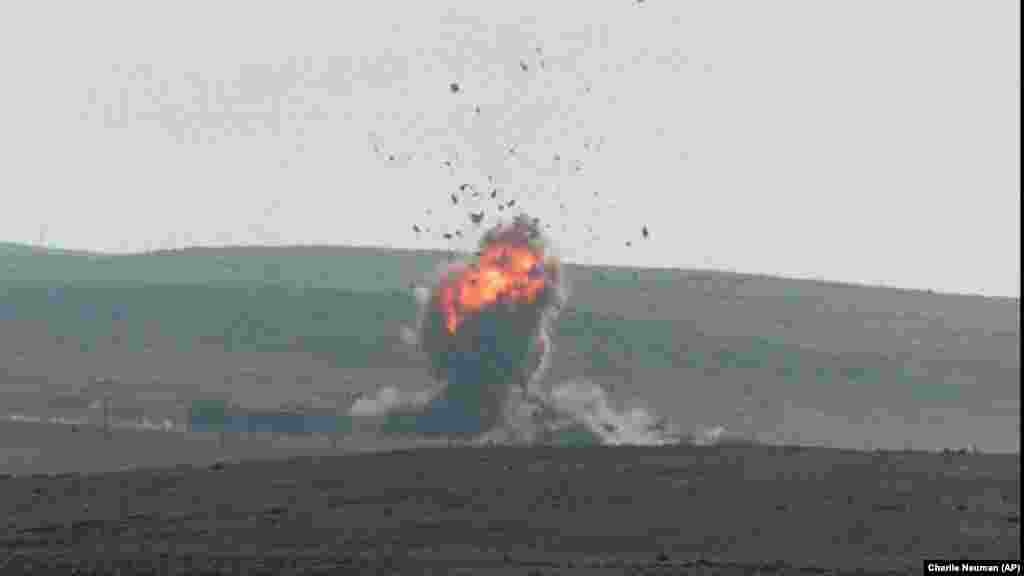 Tomahawk ispaljen s podmornice pogađa metu na ostrvu San Clemente, američkom mornaričkom poligonu za obuku i testiranje oružja, tokom testiranja u novembru 1998. godine.Tokom telefonskog razgovora početkom jula, predsjednik Trump je navodno upitao Zelenskog: "Volodimir, možeš li pogoditi Moskvu? [...] Možeš li pogoditi i Sankt Peterburg?" Ukrajinski predsjednik je navodno odgovorio: "Apsolutno. Možemo, ako nam date oružje." Dana 15. jula, Trump je negirao da planira naoružati Kijev raketama dugog dometa, rekavši novinarima: "Ne planiramo to učiniti."