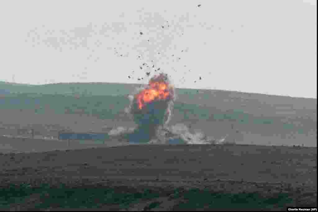 წყალქვეშა ნავიდან გაშვებული „ტომაჰავკი“ მოხვდა სამიზნეს სან კლემენტეს კუნძულზე, აშშ-ის საზღვაო ძალების წვრთნებისა და იარაღის ტესტირების ადგილას, სამხრეთ კალიფორნიის სანაპიროსთან, 1998 წლის ნოემბერში ჩატარებული ტესტის დროს.ივლისის დასაწყისში სატელეფონო საუბრისას, გავრცელებული ინფორმაციით, პრეზიდენტმა ტრამპმა ზელენსკის ჰკითხა: „ვოლოდიმირ, შეგიძლია მოსკოვზე თავდასხმა? შეგიძლია სანქტ-პეტერბურგზეც დარტყმა?“ როგორც ამბობენ, უკრაინის პრეზიდენტმა უპასუხა: „რა თქმა უნდა. შეგვიძლია, თუ იარაღს მოგვაწვდით“.15 ივლისს ტრამპმა უარყო, რომ კიევისთვის შორი მოქმედების რაკეტების მიწოდებას გეგმავს და ჟურნალისტებს განუცხადა: „ჩვენ ამას არ ვაპირებთ“.