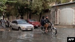په کابل کې تر باران وروسته پر سړکونو اوبه بهېږي ـ انځور له ارشيفه
