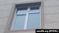 По словам очевидцев, 13-летняя девочка выбросилась из этого окна.