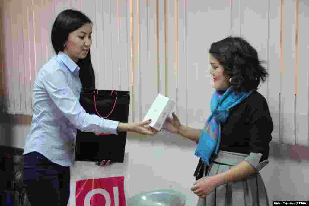 Фотография Алины Сыдыковой &laquo;Пограничник на страже безопасности&raquo; набрала больше всего голосов в онлайн-голосовании. Победительница получила сотовый телефон.