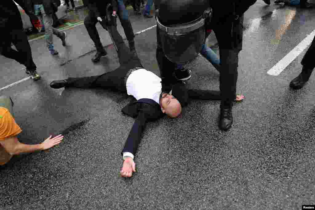 Pripadnici Civilne garde odvlače muškarca u mestu Sant Julia de Ramis.