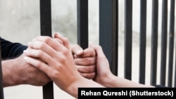 Иллюстративное фото - разлученные люди.