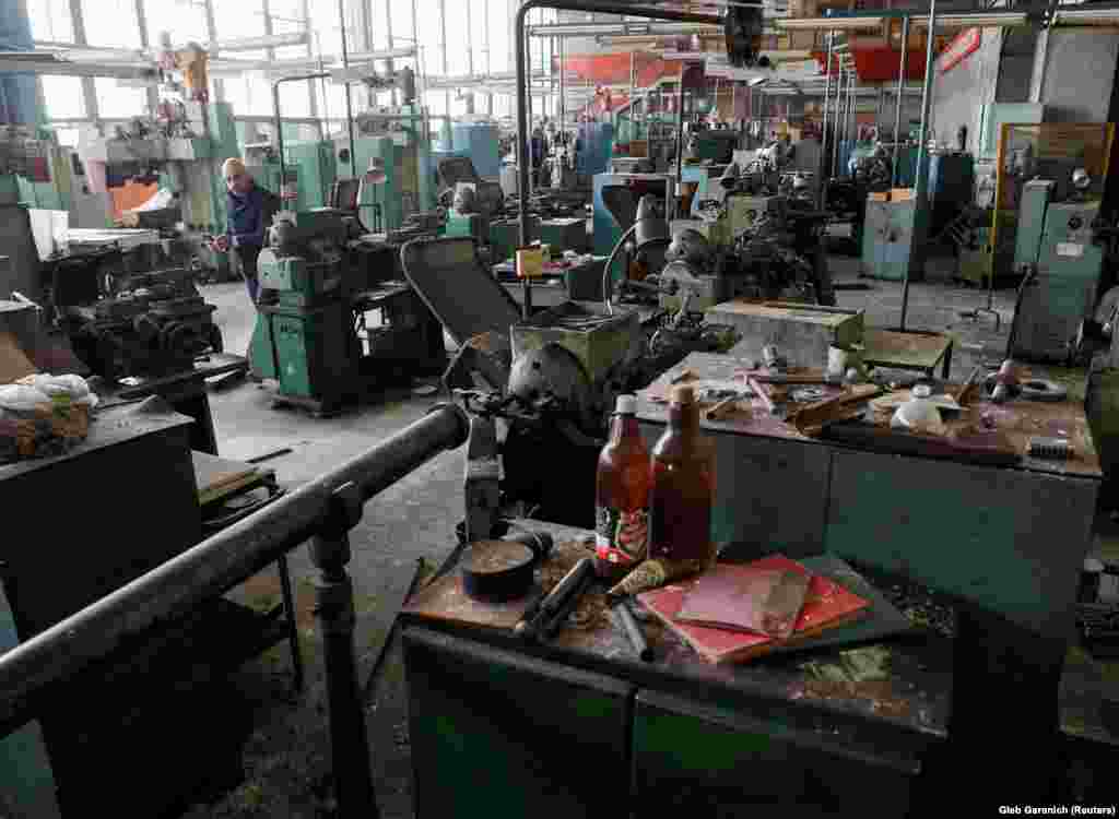 Внатрешноста на фабриката на фотографија од 26 март (сликите во оваа галерија беа објавени од Ројтерс на 30 март). Последната голема нарчка на владата за вентилатори дојде во 2008 година, но исплатата за нарачката никогаш не стигна и набргу потоа фабриката беше затворена.