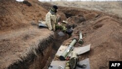 Український військовослужбовець на позиції недалеко від Горлівки. 4 березня 2015 року