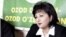 Oppozisýadaky “Azat daýhanlar” partiýasynyň ýolbaşçysy Nigora Hidoýatowa. Daşkent. 2004 ý.
