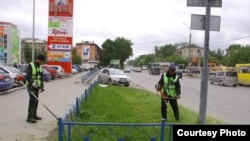 Орусиядагы кыргыз мигранты. «Чөп чабык» (Орусия, Екатеринбург шаары). 2012-жыл. 