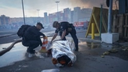 Locuitorii din Harkov se confruntă cu consecințele loviturii rusești asupra unui supermarket