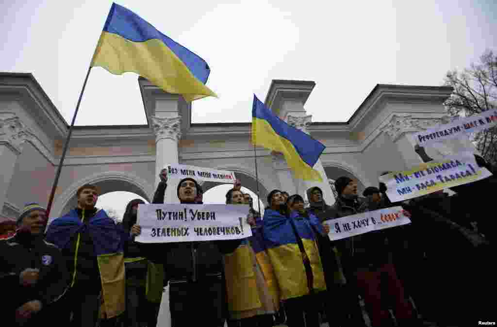 Проукраїнські демонстранти на акції протесту проти російської агресії біля пам'ятника Шевченку в Сімферополі, 10 березня 2014 року