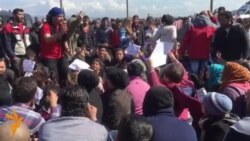 Бегалците блокираа воз, бараат отворање на македонската граница