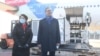 Kineska ambasadorka u Srbiji Čen Bo i predsednik Aleksandar VUčić na aerodromu "Nikola tesla" u Beogradu dočekuju prvi kontigent vakcina kompanije Sinofarm, 16. januar 2021. 