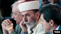 Müfti Emirali Abayev (ortada)