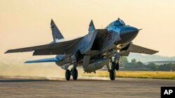 Ruski lovac MiG-31 sa raketom Kinžal poleće iz vazduhoplovne baze Hemeim u Siriji 2021. godine.