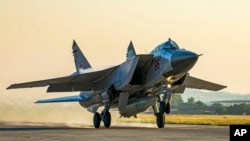 Un avion de vânătoare rusesc MiG-31, echipat cu o rachetă Kinjal, decolează de la baza aeriană Hmeimim din Siria, în 2021