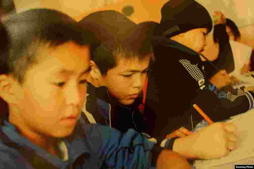 Айрым балдар документке байланышкан көйгөйдөн улам билимден куру калышкан. Андан улам Балдарды коргоо борбору коомдук уюму атайын окутуунун күндүзгү бөлүмүн ачкан. &nbsp;&nbsp;&nbsp;&nbsp;&nbsp;