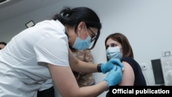 Առողջապահության նախարարի պաշտոնակատար Անահիտ Ավանեսյանը պատվաստվում է AstraZeneca-ով