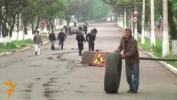 Славянск. Жители строят баррикады