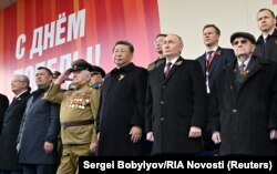 В центре: глава Китая Си Цзиньпин и президент России Владимир Путин на военном параде на Красной площади. Москва, 9 мая 2025 года