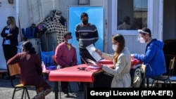 Maqedoni e Veriut: zyrtarë që bëjnë regjistrimin e popullsisë në fshatin Vizbegovo afër Shkupit (3 mars 2021)  