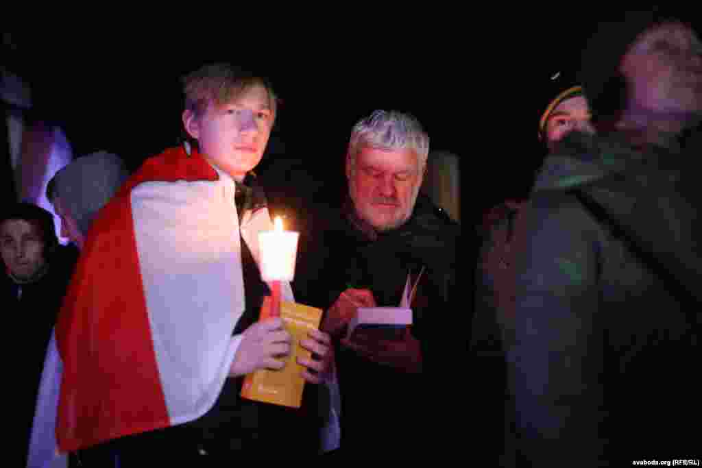 Уладзімер Арлоў падпісвае кнігу "Імёны Свабоды" ўсім жадаючым