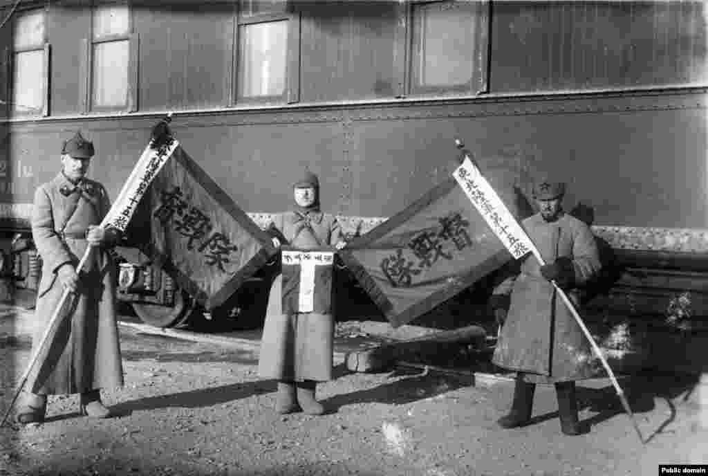 Russian communist fighters with captured Chinese flags during the&nbsp;1929 Sino-Soviet conflict.&nbsp;The third problem with the hat was ideological: The Russian nationalism evoked by the budyonovka's shape didn&rsquo;t fit with the Bolsheviks' global ambitions to unite workers of the world in a communist revolution.&nbsp;&nbsp;