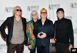 R.E.M. - de la stânga la dreapta: Peter Buck, Mike Mills, Michael Stipe și Bill Berry – la New York, pe 13 iunie 2024, la Songwriters Hall of Fame Induction and Awards Gala.